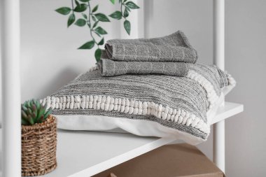 Evde gardıropta banyo havluları var.