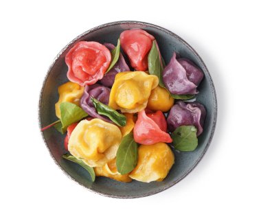 Kaynamış renkli hamur köfteleri ve beyaz arka planda ıspanak.