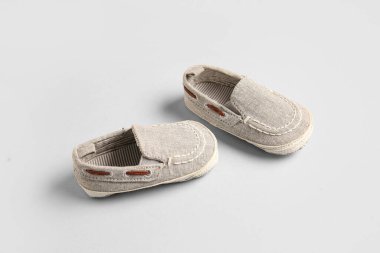 Gri arka planda şık bebek ayakkabıları