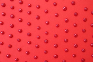 Kırmızı arkaplanda bir sürü boncuk