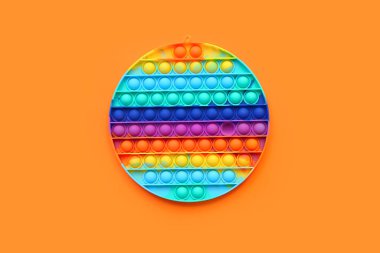 Turuncu arka planda hareketli oyuncak