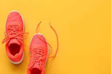 Turuncu arka planda şık spor ayakkabılar