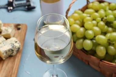 Mavi arka planda bir bardak nefis şarap.