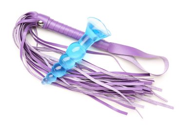 Beyaz arka planda, seks dükkanından mor kırbaç ve anal fiş.