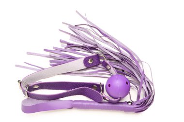 Beyaz arka planda, seks dükkanından mor kırbaç ve ağız şakası.