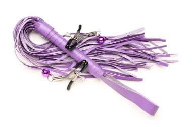 Beyaz arka planda seks dükkanından meme ucu kıskaçlı mor kırbaç.