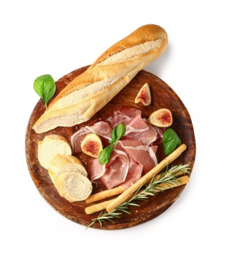 Lezzetli jambon, fesleğen, ekmek, İtalyan Grissini ve beyaz arka planda incir dilimleri.