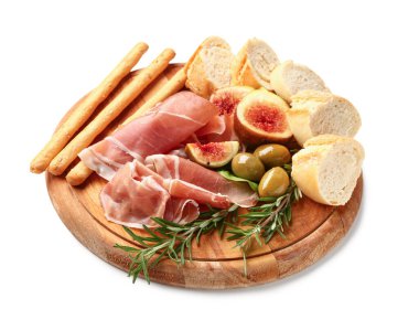 Beyaz arka planda lezzetli prosciutto, ekmek ve İtalyan Grissini dilimleri olan tahta.