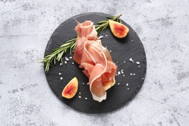 Gri arka planda jambonlu lezzetli sandviç.