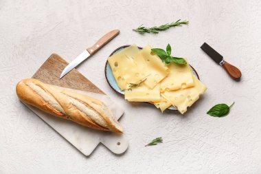 Lezzetli peynir dilimleri ve hafif arka planda baget tabağı.