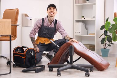 Erkek işçi başkanlık koltuğunda toplanıyor