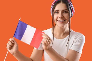 Turuncu arka planda Fransa bayrağı olan genç kadın, yakın plan.