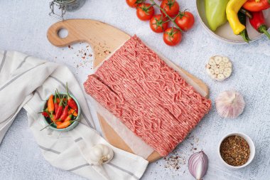 Beyaz arka planda baharatlı taze kıyma tahtası.