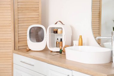 Kozmetik ürünler için küçük buzdolabı tuvalette.