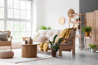 Işıl ışıl oturma odası, rahat beyaz kanepe ve kahve masası.