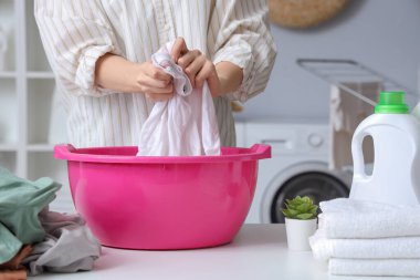 Çamaşırları leğende yıkayan kadın, yakın plan.