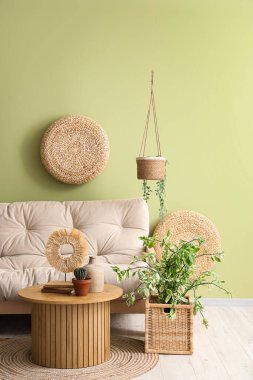 Rahat beyaz kanepesi ve ahşap sehpası olan rahat bir oturma odası.