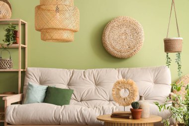 Rahat beyaz kanepesi ve ahşap sehpası olan rahat bir oturma odası.