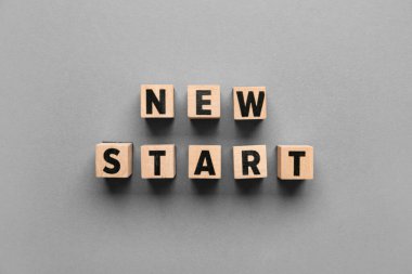 Gri arkaplan üzerinde yeni başlatılan metin küpleri