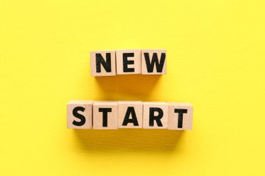 Sarı arkaplan üzerinde yeni başlatılan metin küpleri