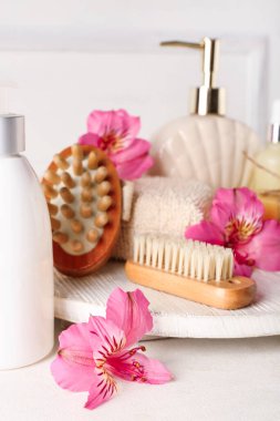 Beyaz arka planda orkide çiçekleri olan güzel bir spa kompozisyonu, yakın plan