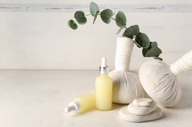 Açık arkaplanda okaliptüs dallı spa aksesuarları ile kompozisyon