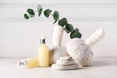 Açık arkaplanda okaliptüs dallı spa aksesuarları ile kompozisyon