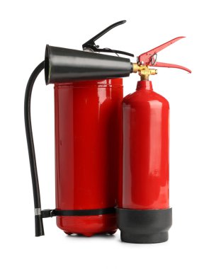 Yangın söndürücüleri beyaz arkaplanda