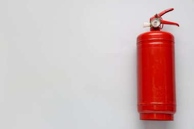 Gri arkaplanda yangın söndürücü