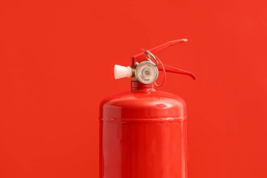 Kırmızı arkaplanda yangın söndürücü