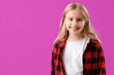 Mor arka planda sağlıklı dişleri olan mutlu küçük kız.