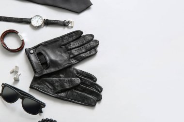 Beyaz arka planda izole edilmiş şık erkek aksesuarları.