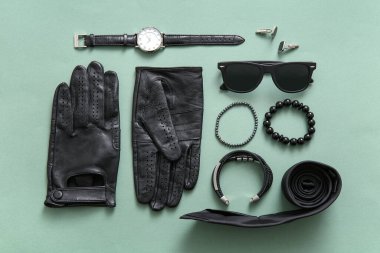 Renkli siyah deri eldivenli şık erkek aksesuarları.