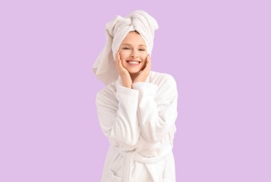 Duştan sonra bornozlu genç bir kadın leylak arka planda