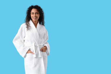 Mavi arka planda bornozlu genç Afro-Amerikalı kadın.