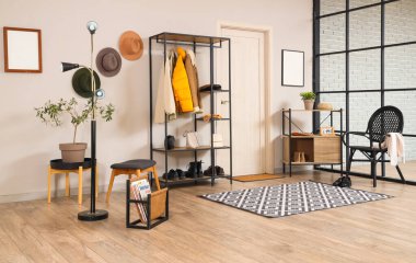 Palto askısı ve kapısı olan şık bir salon.