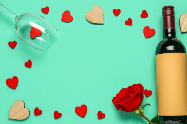 Şarap, gül çiçeği, kalp ve camdan yapılmış çerçeve turkuaz arka planda Sevgililer Günü için.