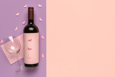 Leylak arkaplanda Sevgililer Günü için şarap, zarf ve cam karışımı.