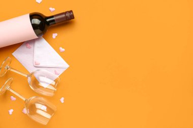 Turuncu arka planda Sevgililer Günü için şarap, zarf ve gözlüklü kompozisyon