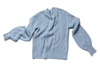 Beyaz arka planda izole edilmiş buruşuk süveter