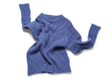 Beyaz arka planda izole edilmiş buruşuk süveter