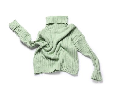 Beyaz arka planda izole edilmiş buruşuk süveter