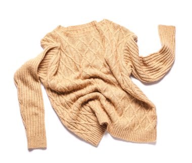 Beyaz arka planda izole edilmiş buruşuk süveter