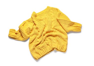 Beyaz arka planda izole edilmiş buruşuk süveter