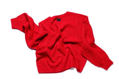 Beyaz arka planda izole edilmiş buruşuk süveter