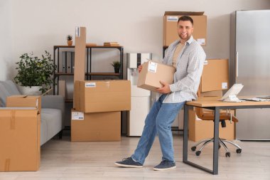 Depoda paketli erkek satıcı