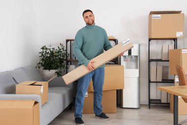 Depoda paketli erkek satıcı