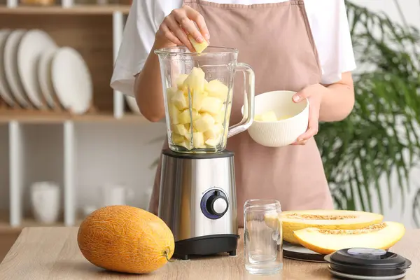 Mutfaktaki masada lezzetli bir kavun püresi hazırlayan kadın.