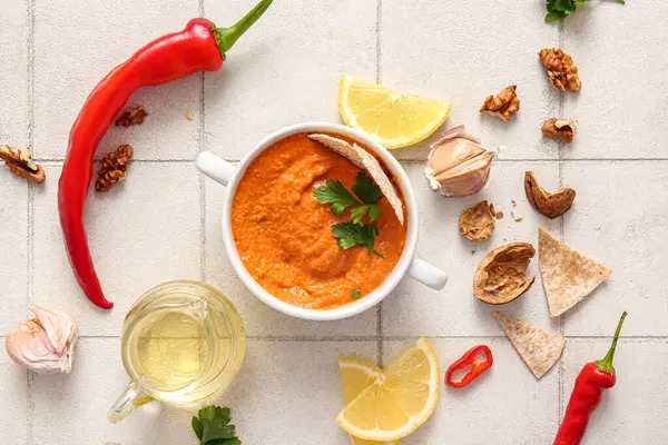 Lezzetli muhammara ve beyaz fayanslı malzemeler.