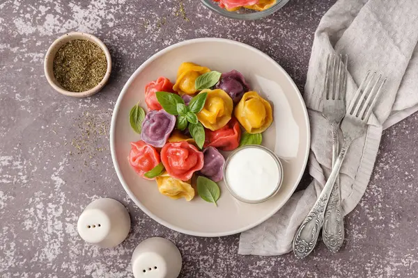 Koyu masada fesleğenli ve ekşi kremalı kaynamış hamur köftesi tabağı